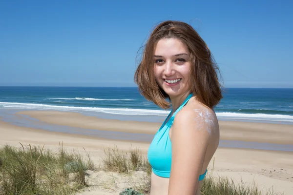 Hübsche junge Frau im Bikini am Strand — Stockfoto