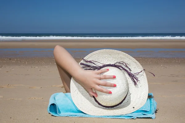 Chica se encuentra en la arena blanca en la playa — Foto de Stock