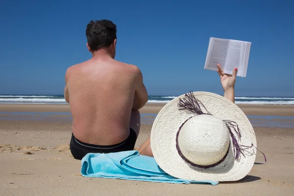 Koppel op een tropisch strand ontspannen op de Oceaan — Stockfoto