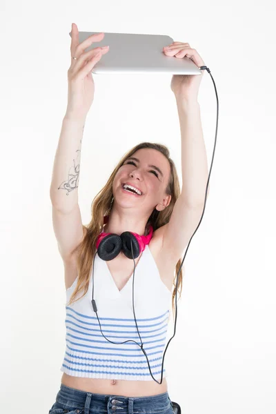 Bella ragazza con cuffie e tablet facendo un selfie — Foto Stock