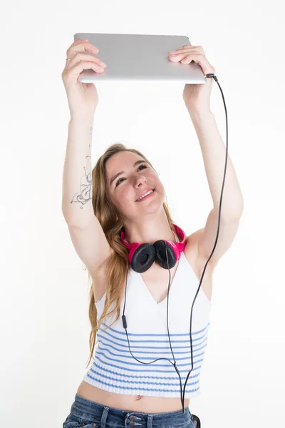 Menina bonita com fone de ouvido e tablet fazendo uma selfie — Fotografia de Stock