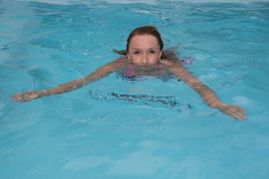 Kadın suda, rahatlatıcı yaz yüzme