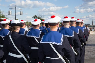 Mutlu Fransız denizci yürüyen asker
