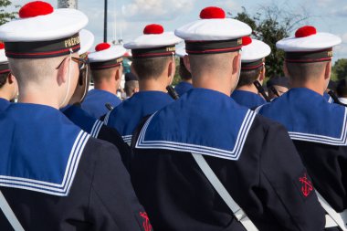 Mutlu Fransız denizci yürüyen asker
