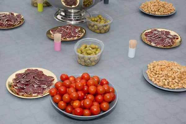 Prachtig ingericht horeca feestzaal tabel, verschillende snacks en voorgerechten — Stockfoto