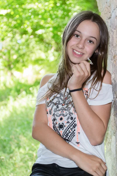 Retrato de uma menina feliz na praia apreciando a vida — Fotografia de Stock