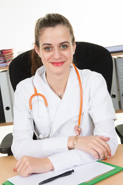 Retrato de jovem médica fazendo alguma papelada no hospital — Fotografia de Stock