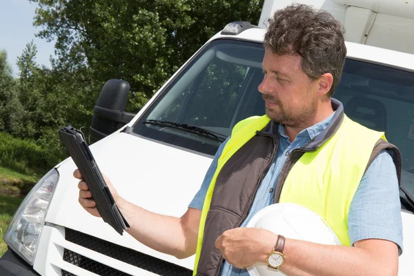 Levering, man draagbare levering apparaat controleren — Stockfoto