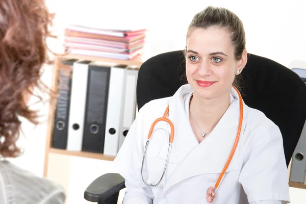 Doctor explaining diagnosis to her female patient — Stock Photo, Image