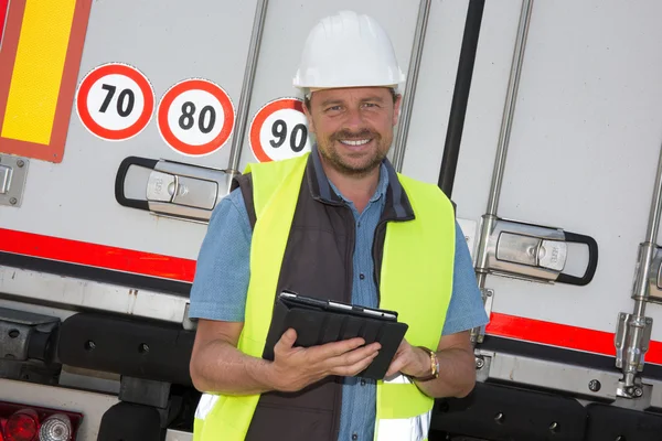 Lachende levering man die lacht met behulp van digitale tablet per vrachtwagen — Stockfoto
