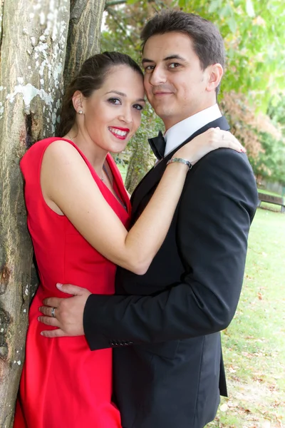 Encantador casal apaixonado ternamente abraça e olha para a câmera — Fotografia de Stock