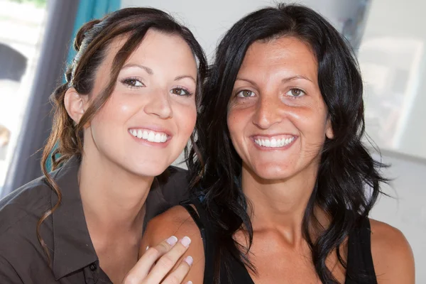 Preciosa pareja de lesbianas o amigos sonriendo a la cámara — Foto de Stock