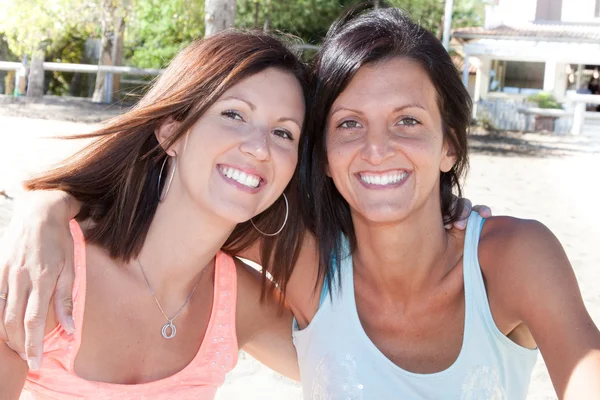 Preciosa pareja de lesbianas o amigos sonriendo a la cámara — Foto de Stock