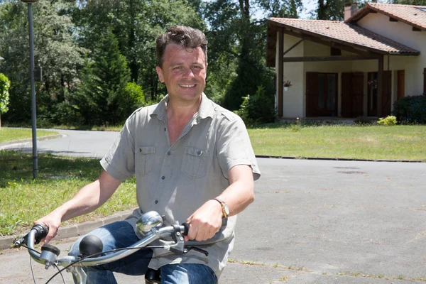 Man med sin cykel nära hans hus att ha kul — Stockfoto