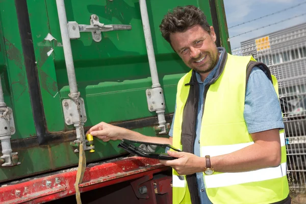 Portret van levering man die lacht met behulp van digitale tablet per vrachtwagen — Stockfoto