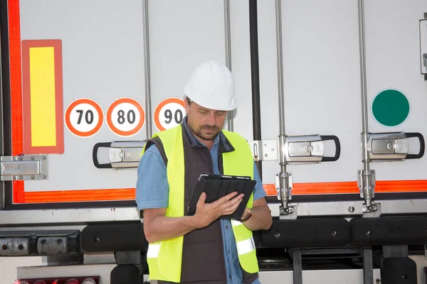 Portret van levering man die lacht met behulp van digitale tablet per vrachtwagen — Stockfoto