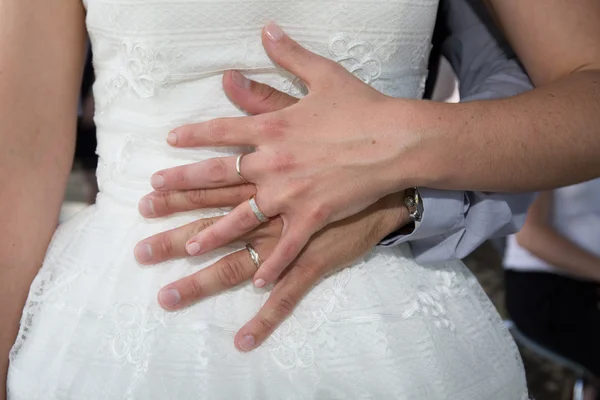 Esküvői pár gazdaság kezét az esküvő napján — Stock Fotó