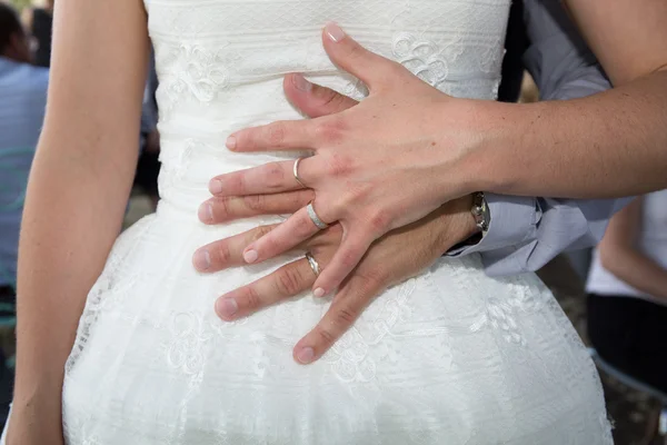 Wedding couple holding hands on the wedding day — Stock Photo, Image