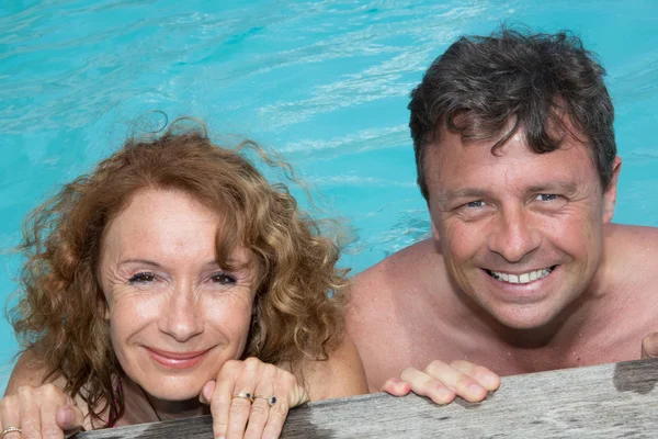 Šťastný a krásný pár v soukromém bazénu — Stock fotografie