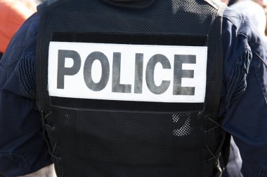 Bir polis memuru üniforma kavram arkasında: kanun ve düzen.