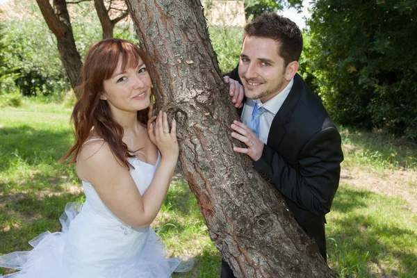 Pareja recién casada bailando en el campo. Novia y novio — Foto de Stock