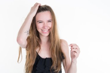 Saçlarını dokunmadan uzun saçlı güzel sarışın kadın