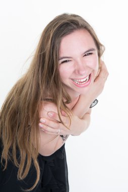 prachtige blonde vrouw lachen in gestreepte terug naar boven