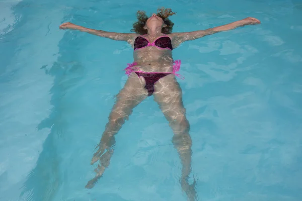 Vatten poolen avkopplande tjejen i holiday — Stockfoto