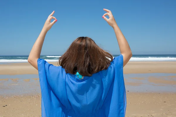 Meisje in blauw met handen omhoog op het strand, vrijheid — Stockfoto