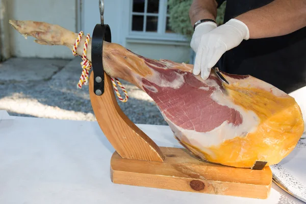 Spansk skinka i processen skärs — Stockfoto
