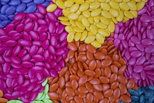 Kleurrijke chocolade knoppen, blauwe, gele en roze gebruiken voor designer — Stockfoto