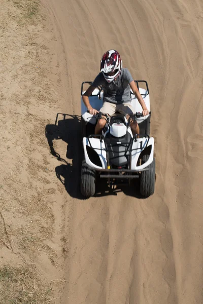 Hombre o niño está conduciendo un quad —  Fotos de Stock