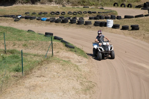 Mann oder kleiner Junge fährt Quad — Stockfoto