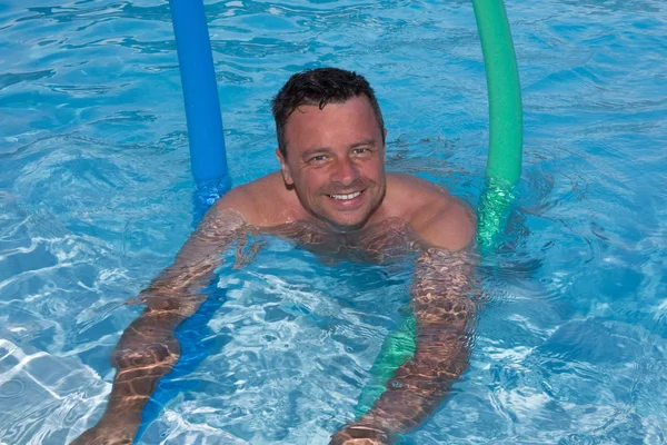 Hombre de mediana edad posando en la piscina —  Fotos de Stock