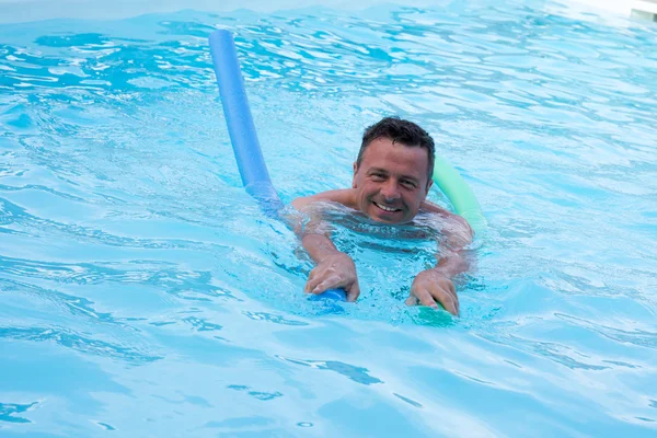 Man middelbare leeftijd poseren in het zwembad — Stockfoto