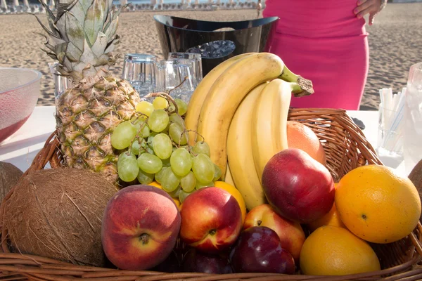 Vers fruit op het strand van een dek. Diverse tropische vruchten — Stockfoto