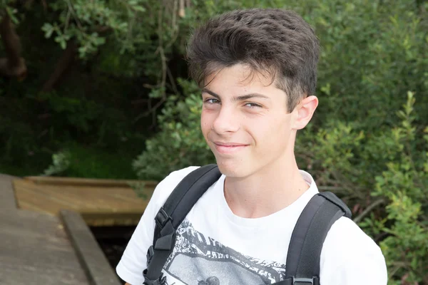 Portrait de jeune garçon adolescent souriant avec sac à dos — Photo