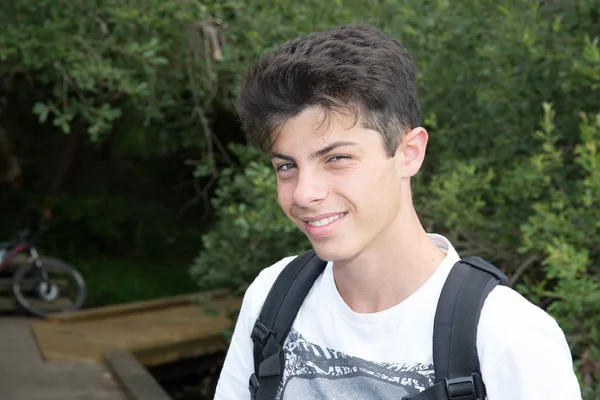 Portrait de jeune garçon adolescent souriant avec sac à dos — Photo