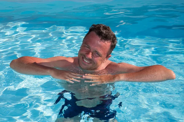 Retrato del hombre sonriente relajándose en la natación —  Fotos de Stock