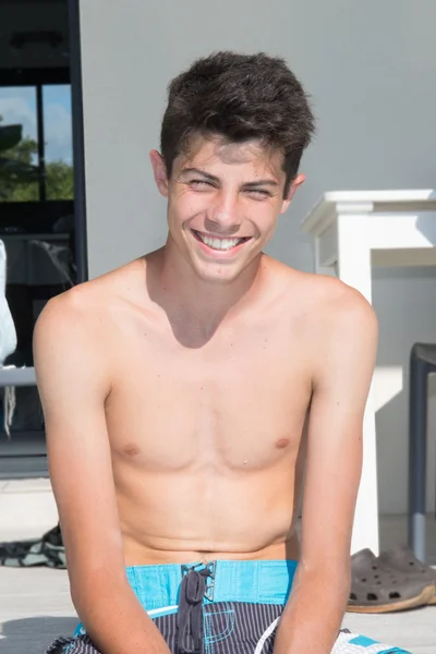 Retrato de jovem bonito na piscina — Fotografia de Stock