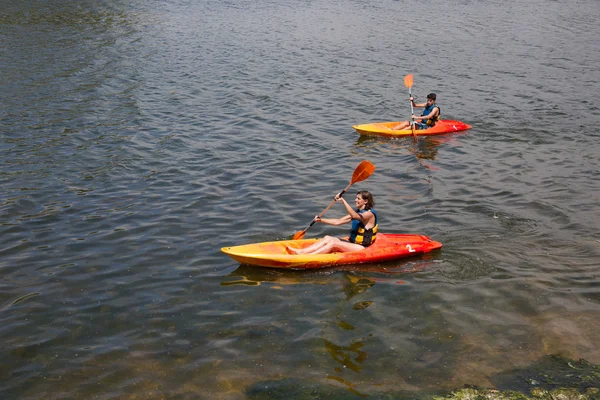 Mother and son kayaking at the sea — Stock Photo, Image