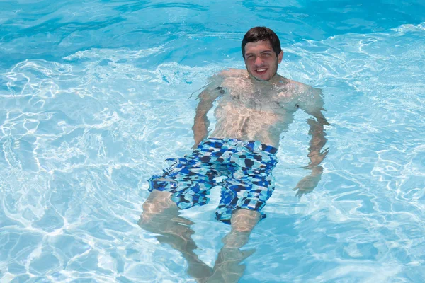 Felice giovane in piscina durante le vacanze estive . — Foto Stock