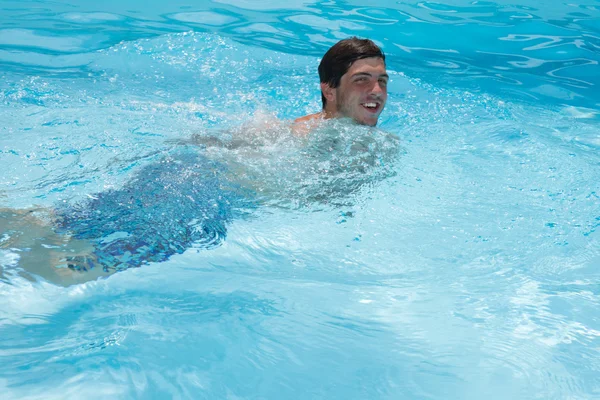 Feliz joven en la piscina en las vacaciones de verano . —  Fotos de Stock