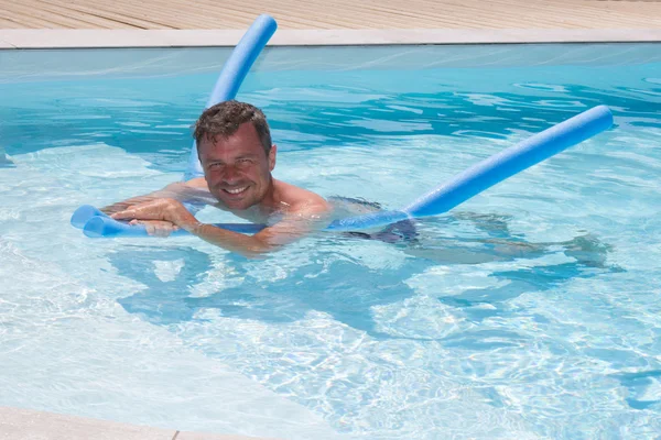 Foto de hombre guapo en la piscina —  Fotos de Stock