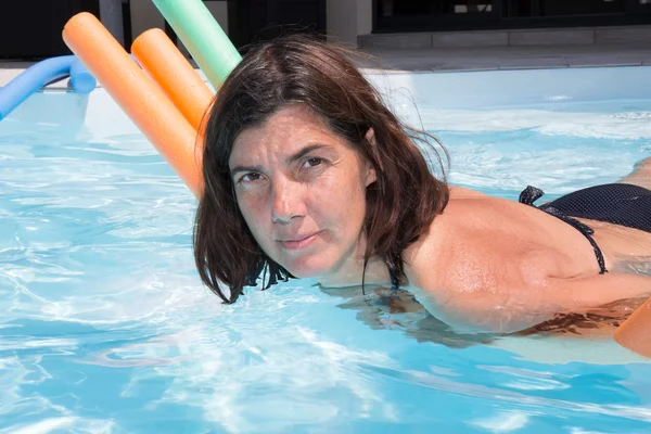 Mellersta åldern brunett kvinna i poolen — Stockfoto