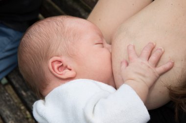 Anne emzirme izole güzel bir bebek