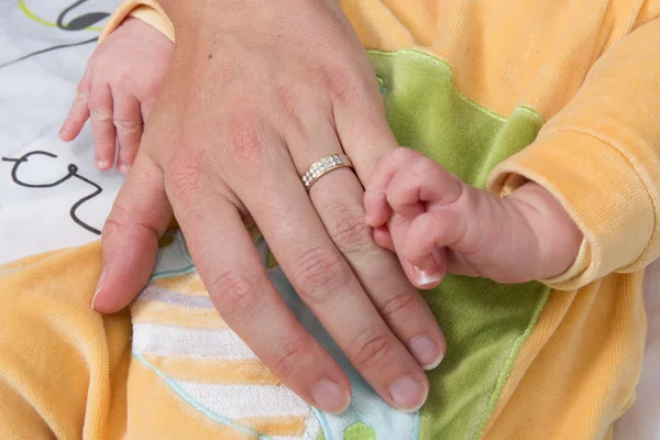 Ouders houden van pasgeboren kind. Kind Hand close-up in ouders — Stockfoto