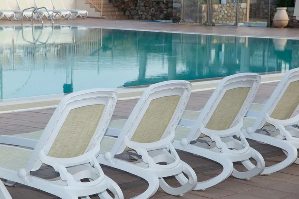 Leżaki przy basenie na lato — Zdjęcie stockowe