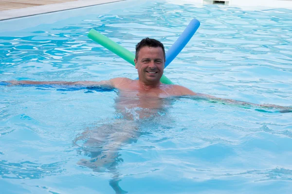 Retrato de un hombre maduro de pie en la piscina — Foto de Stock