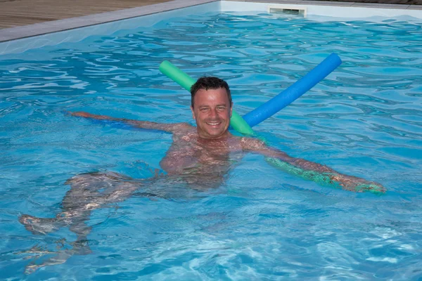 Retrato de un hombre maduro de pie en la piscina — Foto de Stock